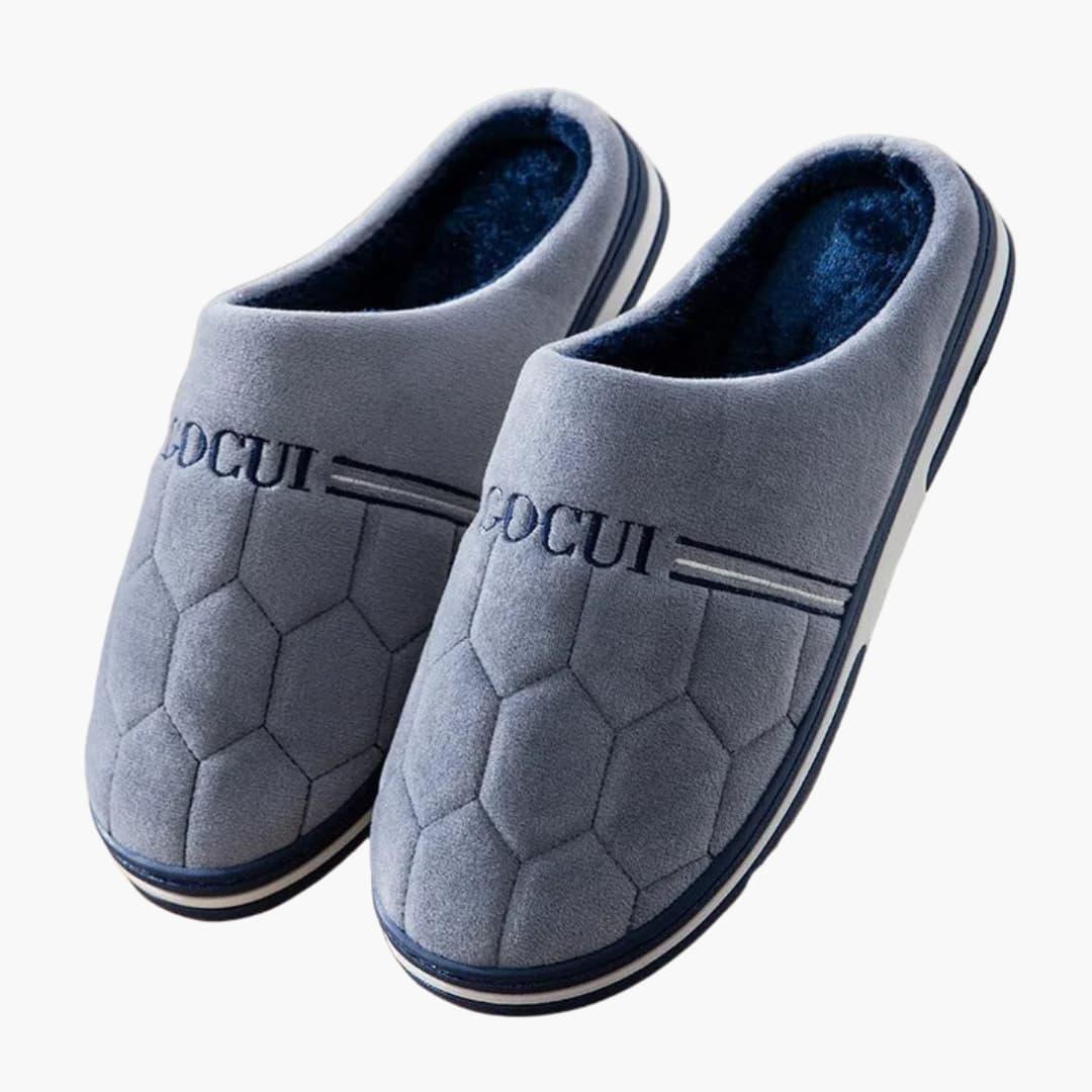 Men's slippers with closed toe and padded interior