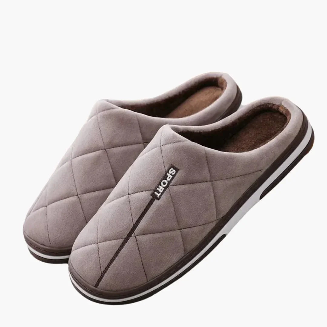 Men's slippers with closed toe and padded interior