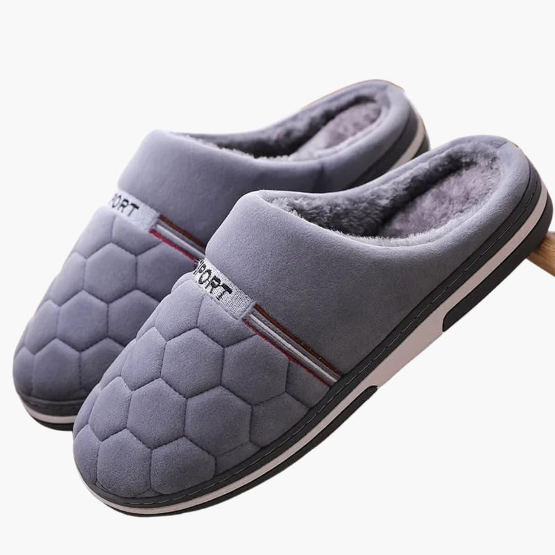 Men's slippers with closed toe and padded interior