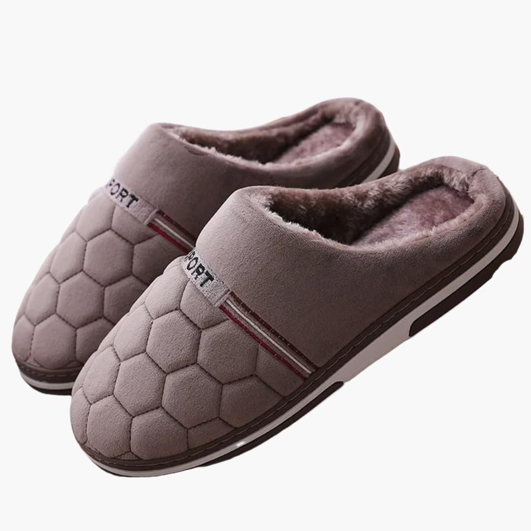 Men's slippers with closed toe and padded interior