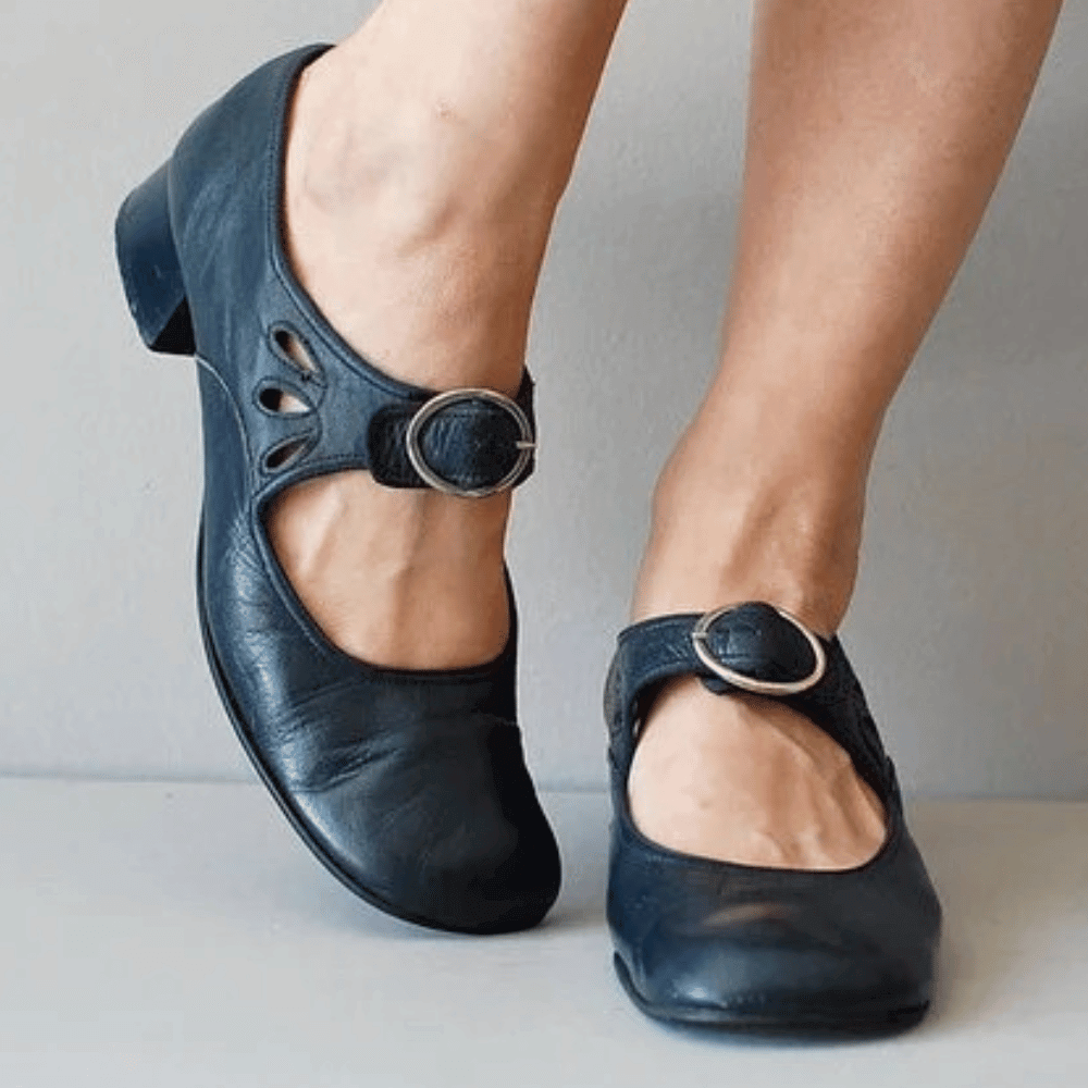 Women's Leather Sandals with Cushioned Sole and Ergonomic Design